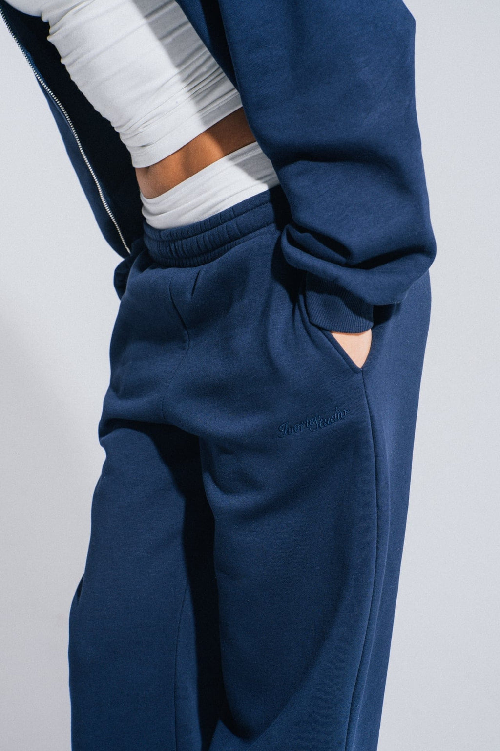 Ivorie Studio Bukse Studio Essential Wide Leg Sweatpant - Navy