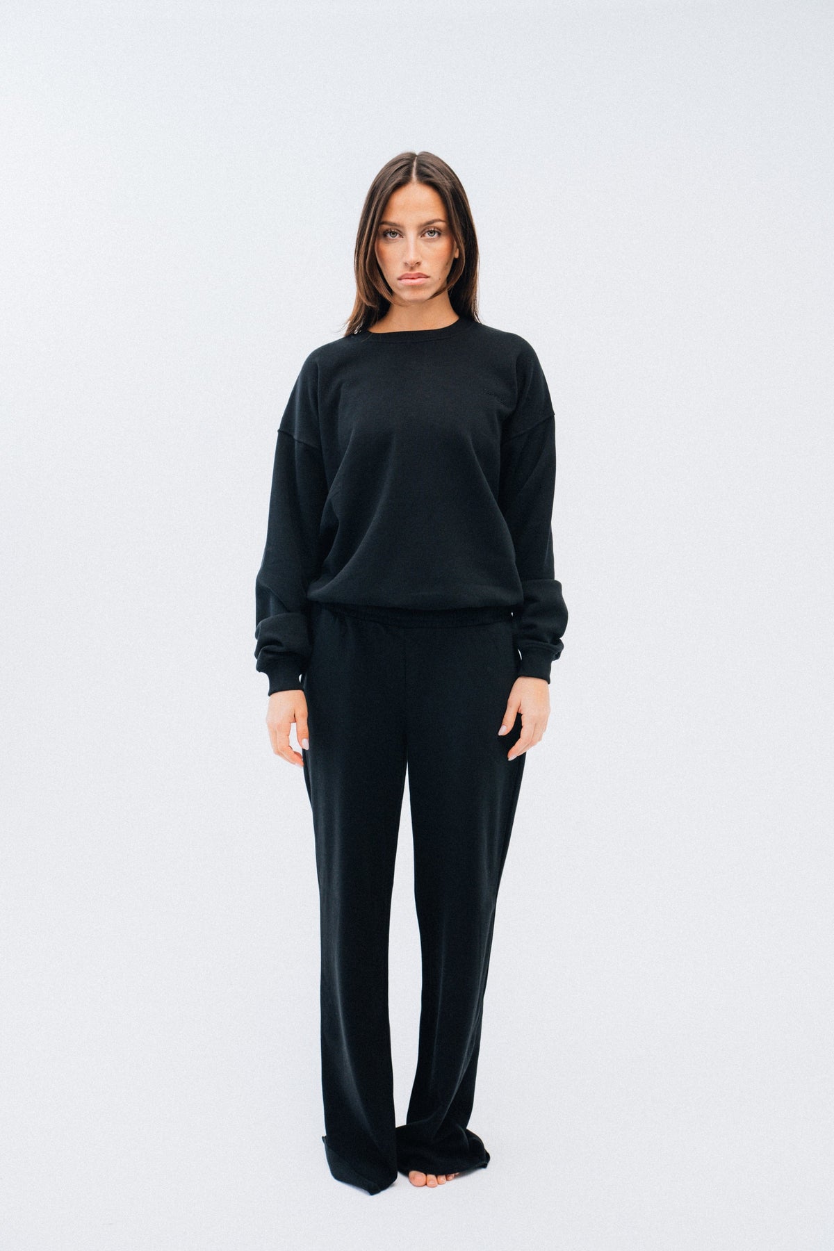 Ivorie Studio Sweater Studio Essential Crewneck - Black